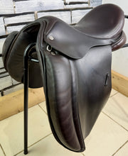 Load image into Gallery viewer, 17 1/2” XW Kruger WH/VSD Working Hunter Cob Saddle -Brown- Extra Wide 4xStraps