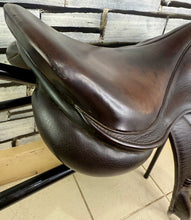 Load image into Gallery viewer, 17 1/2” Medium Silhouette MonoFlap Jump Saddle - Brown