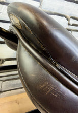 Load image into Gallery viewer, 17” MW Black Country Vinici Monoflap Jump Saddle - Brown - Flocked Close Contact