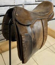 Load image into Gallery viewer, 18” MW Fylde Marjory Suede Show/Working Hunter Saddle -Brown- Suede Top