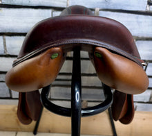 Load image into Gallery viewer, 17 1/2” Medium-MW Devoucoux Biarritz Double Flap Jump Saddle - Brown/Tan