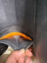 Load image into Gallery viewer, 18” XW Changeable Gullet Thorowgood Compact GP Saddle -Black- Flocked