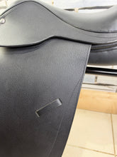 Load image into Gallery viewer, 15” Medium Leather Pony GP/Jump Saddle - Black - Point &amp; Balance Straps