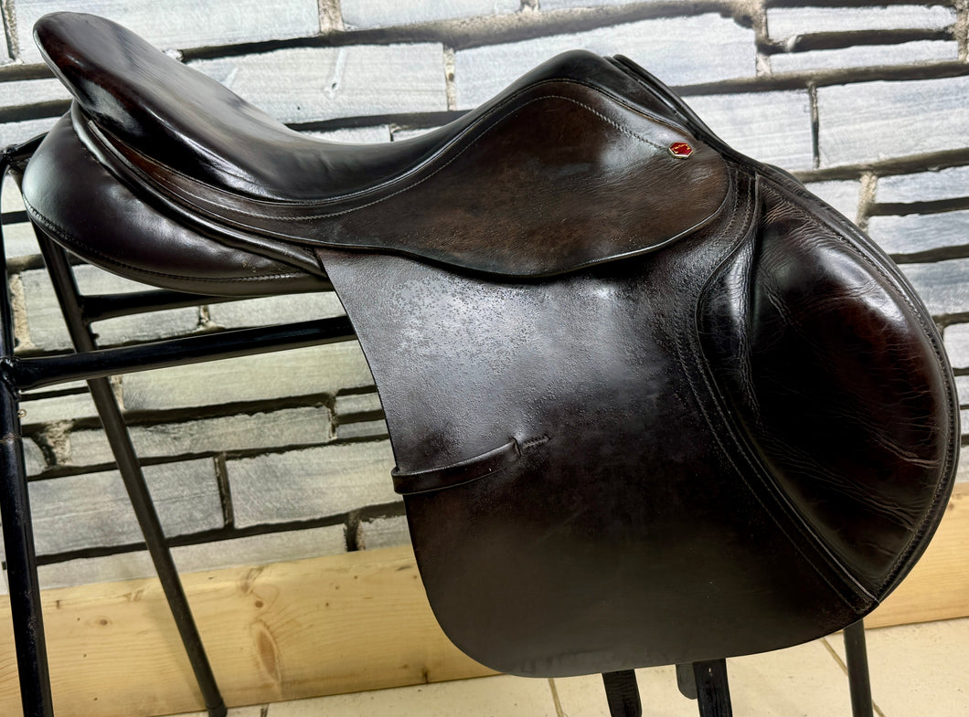 17 1/2” Medium Albion Kontrol Forward Flap Jump Saddle - Brown