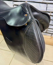 Load image into Gallery viewer, 17 1/2” MN English Made Jump/Hunt/XC Saddle - Black - TB/Ex Racer - Teamchasing