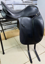 Load image into Gallery viewer, 17 1/2” Medium Barnsby Dressage Saddle - Black