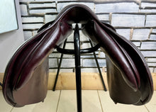 Load image into Gallery viewer, 17” Medium Prestige/John Whitaker Jump Saddle - Burgundy