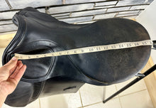 Load image into Gallery viewer, 18” Medium Stubben Scandica VSD Saddle - Black