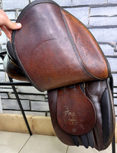 Load image into Gallery viewer, 17 1/2” 30.5/MW Stubben Parzival WH Saddle -Brown- Show Hack/ROR