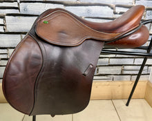 Load image into Gallery viewer, 17” Wide Hampton Grandee Jump/GP Saddle - Brown
