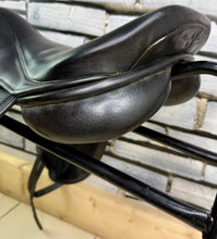 Load image into Gallery viewer, 17 1/2” MW Silhouette MonoFlap Jump Saddle - Black