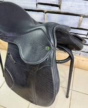 Load image into Gallery viewer, 16 1/2” Medium Eclipse Leather &amp; Synthetic GP Saddle - Black