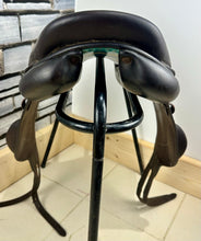 Load image into Gallery viewer, 17” MW Voltaire Lexington Monoflap Jump Saddle - Brown