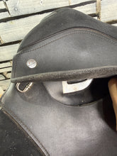 Load image into Gallery viewer, 18” XW Changeable Gullet Thorowgood Compact GP Saddle -Black- Flocked