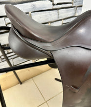 Load image into Gallery viewer, 17” Narrow Albion K2 Dressage Saddle - Brown