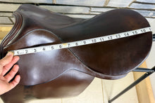 Load image into Gallery viewer, 17” Wide Palaton Derby House Show Ring Mark II Working Hunter Saddle - Brown