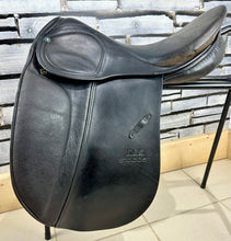 Load image into Gallery viewer, 18” Medium Stubben Scandica VSD Saddle - Black