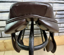 Load image into Gallery viewer, 17” MW Heritage Close Contact Jump Saddle - Brown
