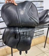 Load image into Gallery viewer, 17 1/2” MW Albion K2 Jump Saddle - Black