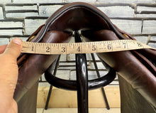 Load image into Gallery viewer, 17 1/2” Medium Santa Cruz Jump Saddle - Brown