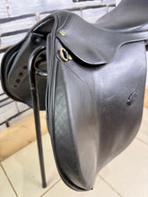 Load image into Gallery viewer, 17-17 1/2” MW Henri De Rivel Jump Saddle - Black
