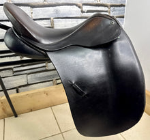 Load image into Gallery viewer, 17 1/2” XW Black Country WH/Show Saddle - Dark Havana