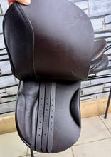 Load image into Gallery viewer, 16 1/2” Medium Colt Saddlery WH Saddle -Brown- Show Hack/ROR