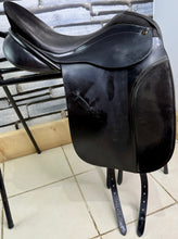 Load image into Gallery viewer, 17” Wide Farrington Kentucky Dressage Saddle - Black