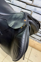 Load image into Gallery viewer, 17” Medium/Changeable Gullet Bates Caprilli Jump Saddle - Black