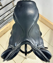 Load image into Gallery viewer, 17” Wide Silhouette Monoflap Jump/XC Saddle - Black