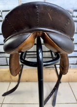 Load image into Gallery viewer, 17 1/2” MW Palmer Saddlery/Equiwear Monoflap GP/Jump Saddle - Brown - Flocked Close Contact
