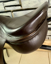 Load image into Gallery viewer, 17” MW Heritage Close Contact Jump Saddle - Brown