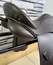 Load image into Gallery viewer, 17 1/2” MW Patrick Wilkinson VSD/WH Saddle - Brown