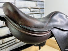 Load image into Gallery viewer, 17 1/2” MW Frank Baines Elan Close Contact Jump Saddle - Brown