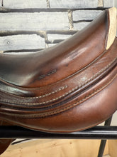 Load image into Gallery viewer, 17” Medium Prestige Arezzo Jump Saddle - Brown