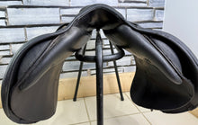 Load image into Gallery viewer, 17 1/2” Wide Eric Thomas Close Contact Jump Saddle - Black