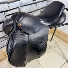 Load image into Gallery viewer, 17 1/2” MW Albion K2 Jump Saddle - Black