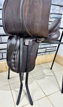 Load image into Gallery viewer, 18” Medium Morris &amp; Nolan Dressage Saddle - Brown