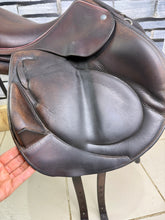 Load image into Gallery viewer, 16 1/2” MW Childeric CFSC Monoflap Jump Saddle - Brown
