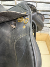 Load image into Gallery viewer, 17 1/2” Wide/Changeable Gullet Wintec GP Saddle - Black - Flocked - Lightweight