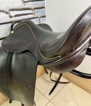 Load image into Gallery viewer, 18” XW Sue Carson Flair Dressage Saddle on 17” Panels-Brown- Big Blocks