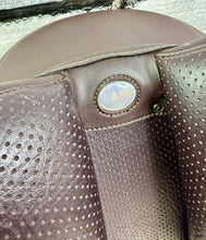 Load image into Gallery viewer, 17” MW/Changeable Gullet Wintec 500 VSD GP Saddle - Brown - Cair