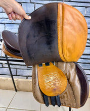Load image into Gallery viewer, 18 1/2” Medium (Fit 30) Stubben Siegfried Extra GP/Jump Saddle - Black/Tan