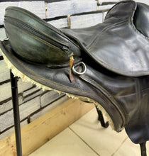 Load image into Gallery viewer, Size 2 Barefoot Cheyenne Treeless Leather GP Saddle - with Pads &amp; Girth - Black - Cob
