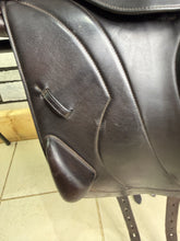 Load image into Gallery viewer, 17” +1 (MW) Equipe Synergy Monoflap Jump Saddle - Brown -2018