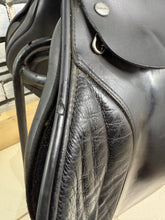 Load image into Gallery viewer, 17 1/2” Medium/Changeable Gullet Thorowgood High Wither T6 GP Saddle - Black