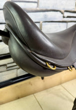 Load image into Gallery viewer, 17 1/2” XW Ideal VSD H&amp;C Cob GP Saddle -Brown- Point &amp; Balance Straps