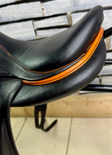 Load image into Gallery viewer, 17 1/2” Medium-MW Devoucoux Chiberta Lab Monoflap Jump Saddle - Black/Orange