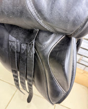 Load image into Gallery viewer, 16 1/2 - 17” MN Bespoke Classic Jump Saddle - Black -High Wither- TB/ROR - Big Blocks
