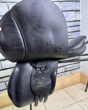Load image into Gallery viewer, 18” Medium Oakland House Saddlery Jump Saddle - Black